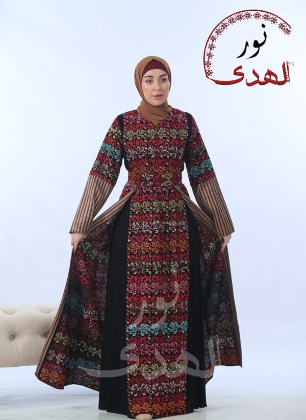 ⁦ثوب النسائي المطرز بالكامل باكمام مصنوعة بقماش الصاية الفاخر⁩ - الصورة ⁦6⁩