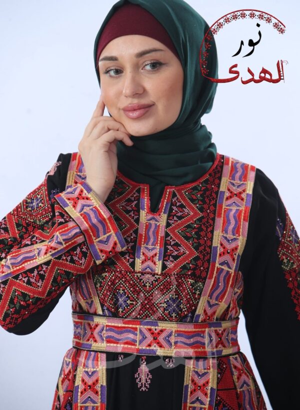 ⁦ثوب ستاتي مطرز بمزيج من الوان الموضة لتضفي لمسة من التميز لاطلالتك⁩ - الصورة ⁦3⁩