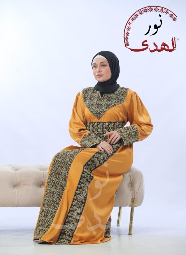 ⁦ثوب ستاتي ستان فاخر مطرز 3 عروق باللونين الكموني والازرق⁩ - الصورة ⁦3⁩