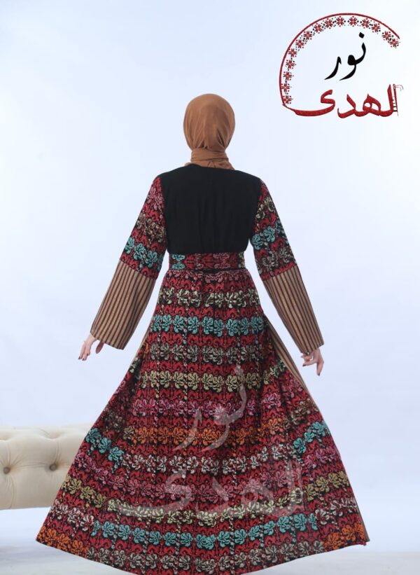 ⁦ثوب النسائي المطرز بالكامل باكمام مصنوعة بقماش الصاية الفاخر⁩ - الصورة ⁦4⁩