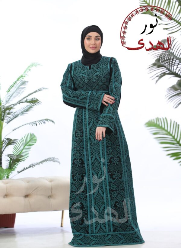 ⁦ثوب ستاتي طلس مطرز بالكامل باللونين الاحمر والتركواز⁩ - الصورة ⁦2⁩
